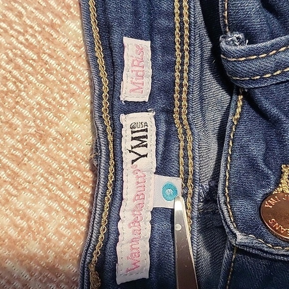 YMI WannaBettaButt Mid-Rise 2.5" Inseam Stretchy Denim Shorts Size 9 - Picture 5 of 11